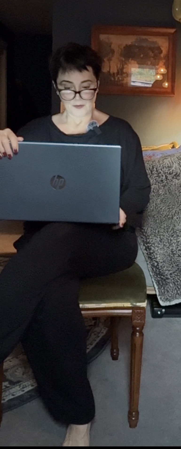 Kelly in black, the Handling It version of herself
